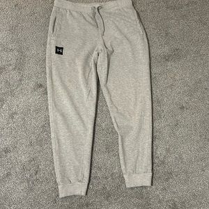 Men’s gray Under Armour fleece joggers, size M.